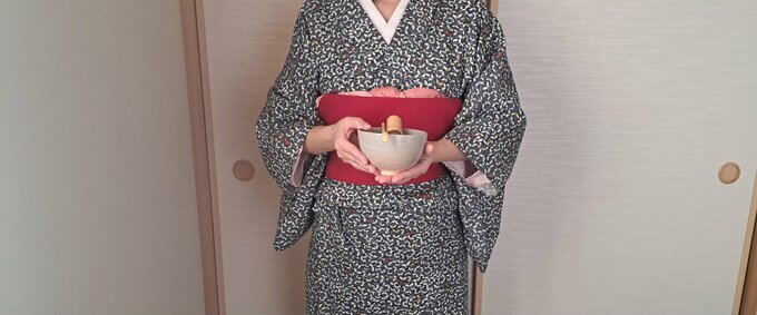 お茶碗を持った女性