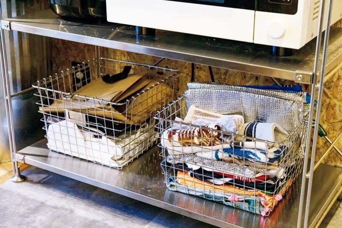 よく使うふきんなどはワイヤー製のかごにまとめておしゃれに収納