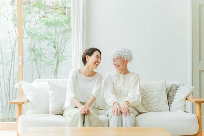 ソファに女性2人が並んで座っている