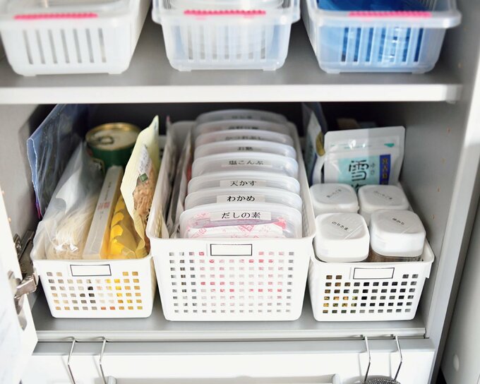 食材をカゴに入れてストックしている様子