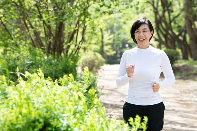 ウォーキング中の女性
