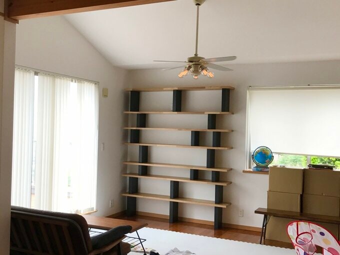 リビングに設置された本棚