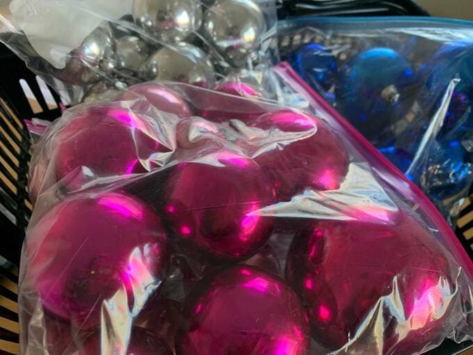 色ごとに分けてオーナメントを収納