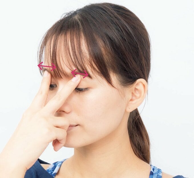 人差し指中指で瞼をゆらす