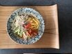 水でほぐすだけ、「こんにゃく麺」が絶品中華に。ゆで鶏のトッピングで、子どもでも簡単につくれる