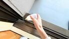 家がキレイな人がやっている「窓掃除のコツ」3つ。意外な100均アイテムでサッシの溝汚れがみるみる落ちる