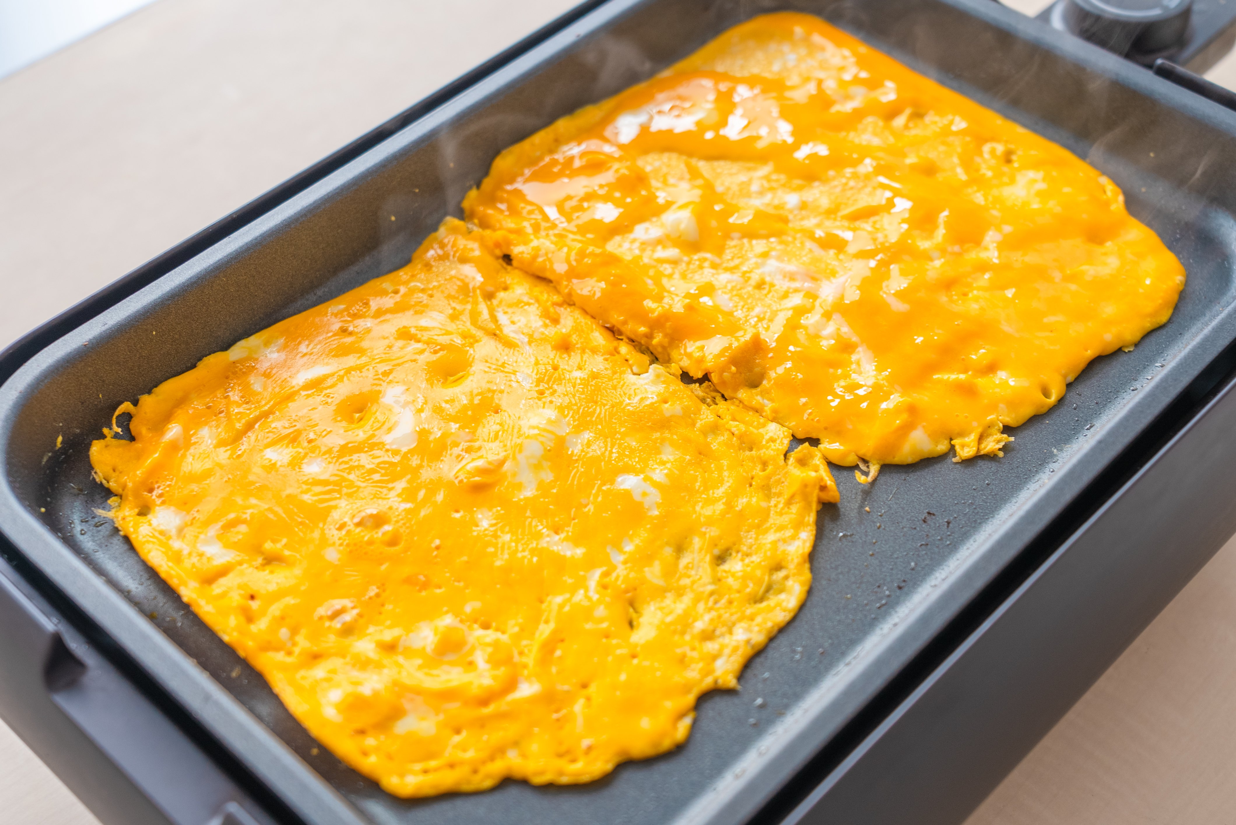 ホットプレートで簡単「オムそば」レシピ。手軽につくれて華やか、家族