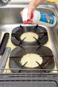 五徳と魚焼きグリルに洗剤液を吹きかけておく