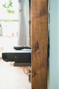 木材の裏にコードを隠す