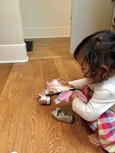 2歳の長女も自分の靴の裏をふく