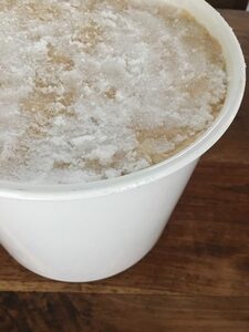 空気に触れないようにラップをかけてからフタをして保存