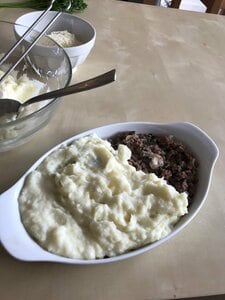 ひき肉の上にマッシュポテトをしっかり敷き詰める