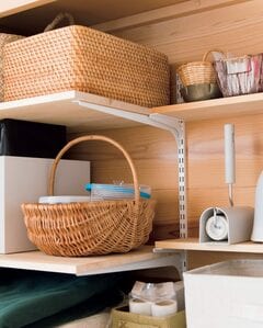 可動式の棚を取りつけ押し入れの奥行きを生かす