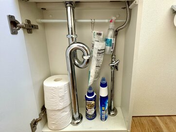 110円「つっぱり棒」でトイレの収納を増やす。「コツは上下に空間を分けること」