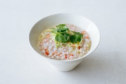 「カニかま」と「レンコン」でつくる汁そば。想像以上の食べごたえでおなかも心も満たされる／長谷川あかりさんのレシピ