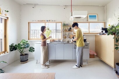 35㎡夫婦ふたりのマンションリノベ。家具やキッチンを浮かせて広く暮らす