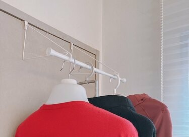 100円グッズで「部屋干し」の悩みを解決。ドアフックハンガーとつっぱり棒の組み合わせが神