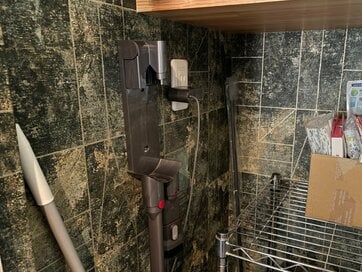 コードレス掃除機の収納庫に、コンセントがあると快適！電気屋さんの神アドバイス