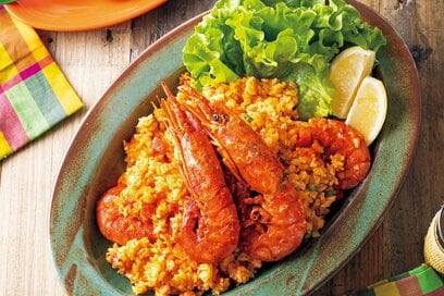 エビを丸ごとのせて。週末は食卓が華やぐ「トマトジャンバラヤ風ご飯」