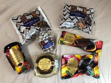 ローソンとファミマの新作チョコスイーツ食べ比べ。有名店監修の本格味に感動