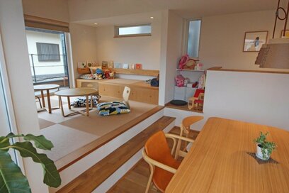 大勢の人を呼べるリビング。段差がイス代わりになる間取りを紹介