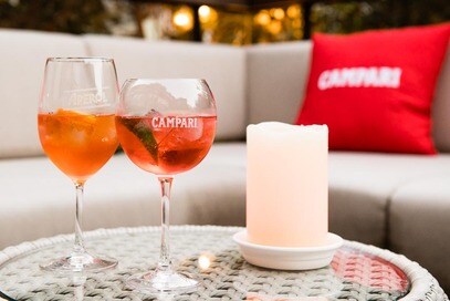 大人かわいい赤とオレンジのお酒でカクテルパーティはいかが？