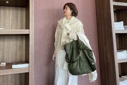 軽量で体が本当にラク。「ナイロンバッグ」がキレイめ50代の冬コーデに意外と合う