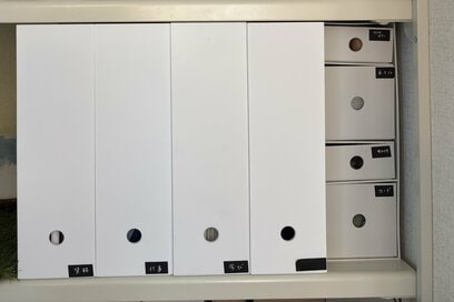 すっきり片付いた家にある「無印良品の収納グッズ」4つ。仕切り板を調整できる小物ボックスも