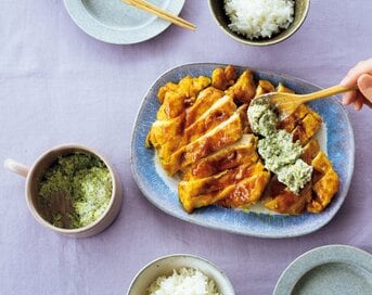 鶏胸肉のカレー照り焼き。グリーンのタルタルでリッチなデリ風に