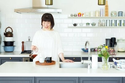 キッチンは「出しっぱなし」でいい。旅先で買った器にマグネット、“好き”がつまった空間に