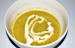 器に盛って、牛乳または生クリームを回しかけたら、でき上がり