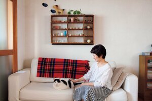 秋の始まりにストールをソファにかけます