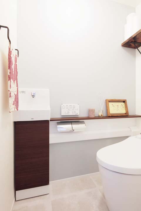 タンクレストイレと手洗いボウル