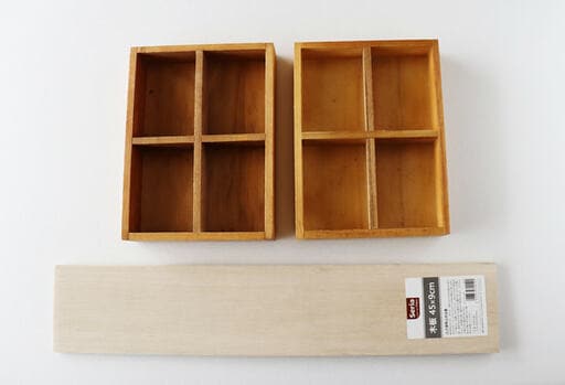 用意するのはセリアの「木製仕切りトレイ 4マス」を2個と木板1枚