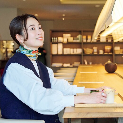 カフェ＆バーのカウンターに座る女性