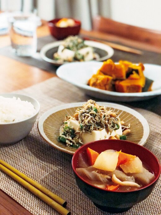 テーブルに並べられた和食