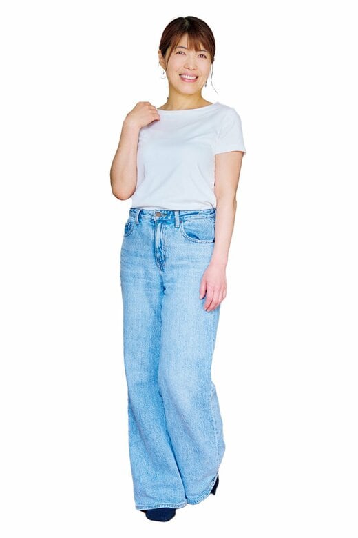 白いTシャツとジーンズを着たほりえさちこさん
