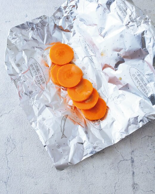 アルミ箔に乗せたニンジン