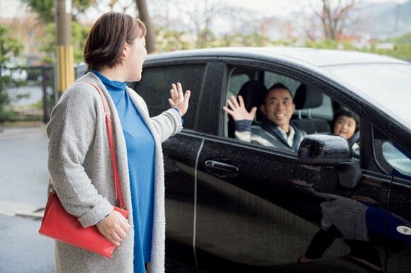 女性車バイバイ