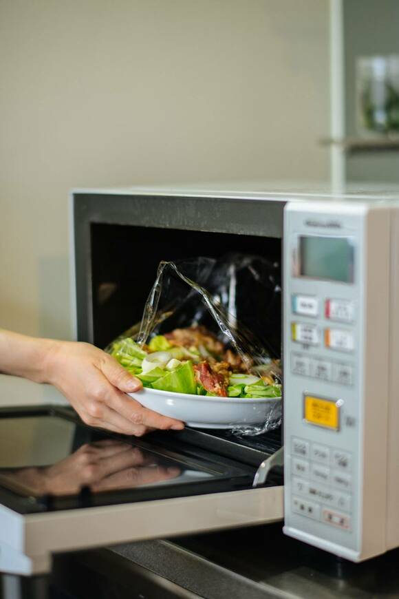 レンジに料理を入れる様子