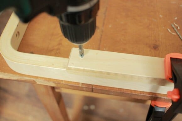 別の脚を取りつけます