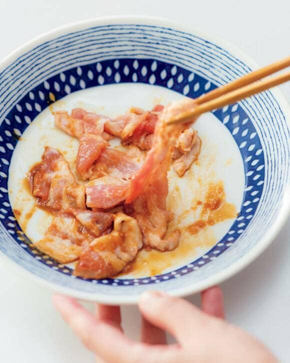 ナマ豚肉に調味料