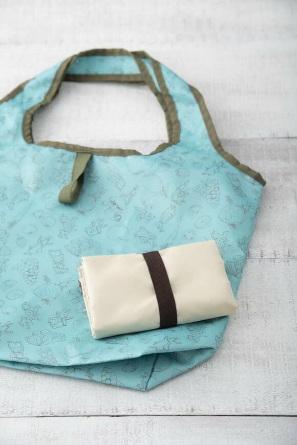 青バッグとたたまれたベージュバッグ