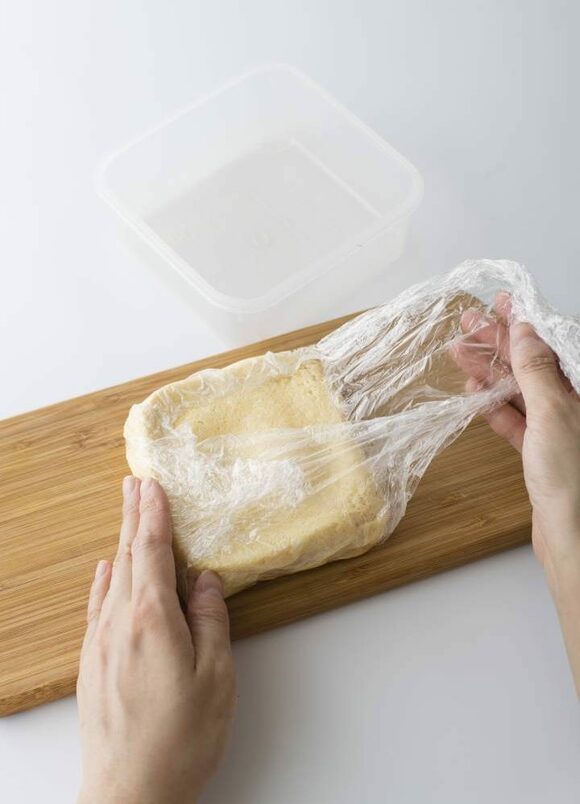 ラップに包んで落ち着かせている様子