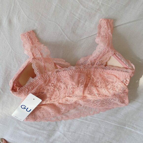 ピンクのブラジャーうしろ