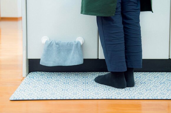 ぞうきんは足元にタオルハンガーにかける