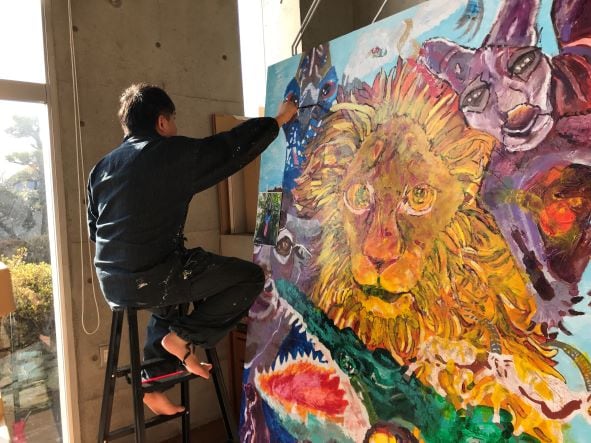 絵を描いている様子