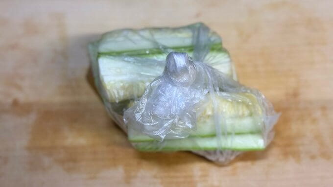 袋で調味料にズッキーニを漬けている