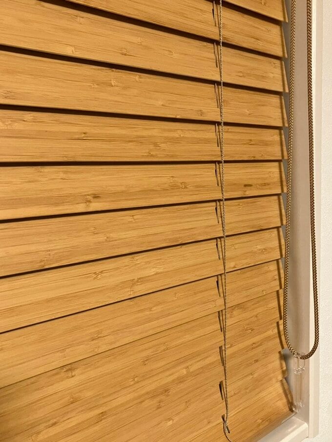 腰高窓のバンブーブラインド
