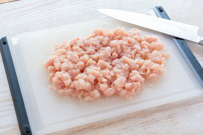 鶏胸肉切り刻む